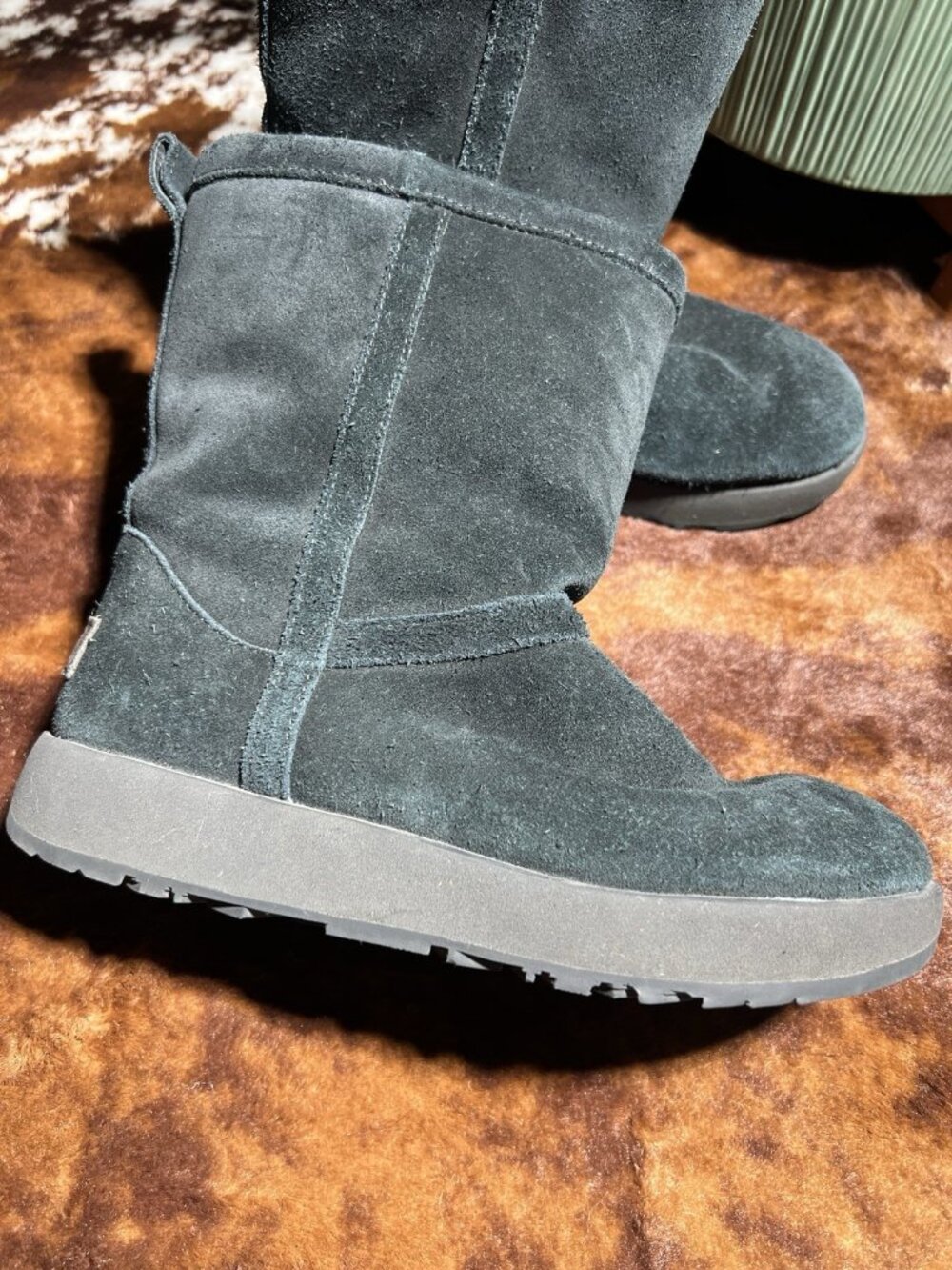 UGG Women’s Black Leather Vibram Sole Ankle Boots Size 6